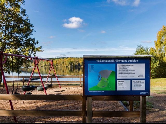 Märkt vandringsled genom den omgivande skogen